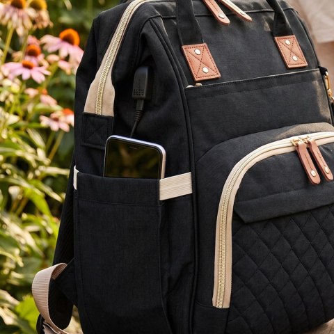 Pojemny plecak dla mamy wykonany z poliestru w czarnym kolorze, wyposażony w uchwyt do wózka - Peterson