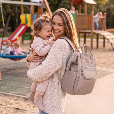 Beżowy plecak mommy-bag wykonany z poliestru, dwukomorowy i zamykany suwakiem - Peterson
