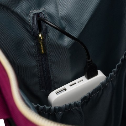 Jednokomorowy plecak damski z poliestru w burgundowym kolorze, wyposażony w port USB - Peterson