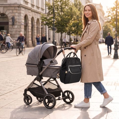 Plecak typu mommy-bag wykonany z poliestru w czarnym kolorze, dwukomorowy i zamykany suwakiem - Peterson