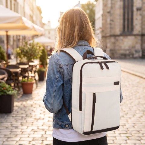 Podróżny plecak wykonany z poliestru w beżowym kolorze, wyposażony w kieszeń na laptopa - Peterson