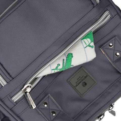 Szary plecak mommy-bag wykonany z poliestru, dwukomorowy i zamykany suwakiem - Peterson