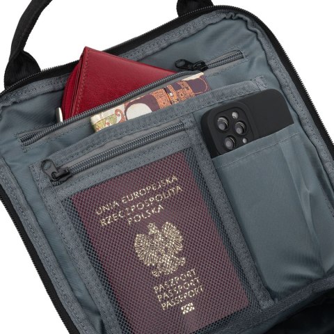Czarny, duży plecak damski wykonany z poliestru i skóry ekologicznej, zamykany suwakiem - Peterson