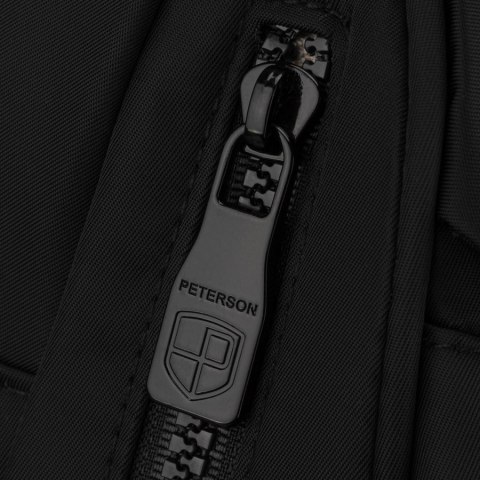 Czarny plecak damski wykonany z poliestru, jednokomorowy i zamykany suwakiem - Peterson