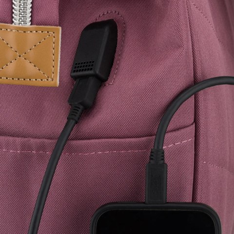 Fioletowy plecak damski z poliestru z miejscem na laptopa i portem USB - Peterson