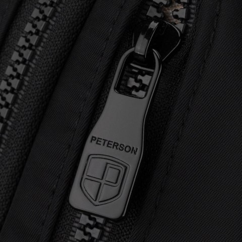 Miejski, czarny plecak damski wykonany z poliestru, zawieszony na regulowanych szelkach - Peterson