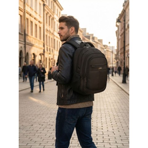 Miejski, pojemny plecak z poliestru w czarnym kolorze z miejscem na laptopa - Peterson